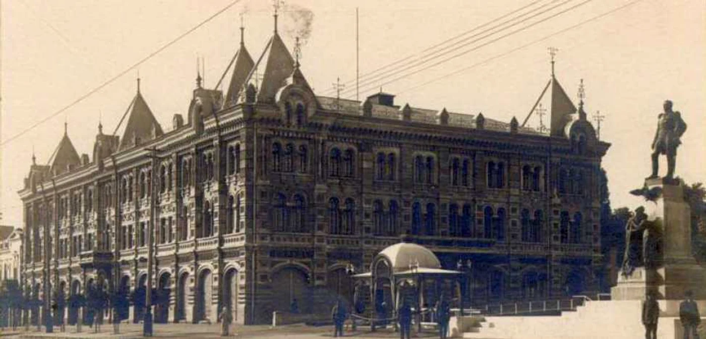 Casa eparhială din Chişinău şi monumentul ţarului Alexandru I, instalat în 1914. Ambele se aflau vizavi de Arcul de Triumf. FOTO Oldchisinau.com