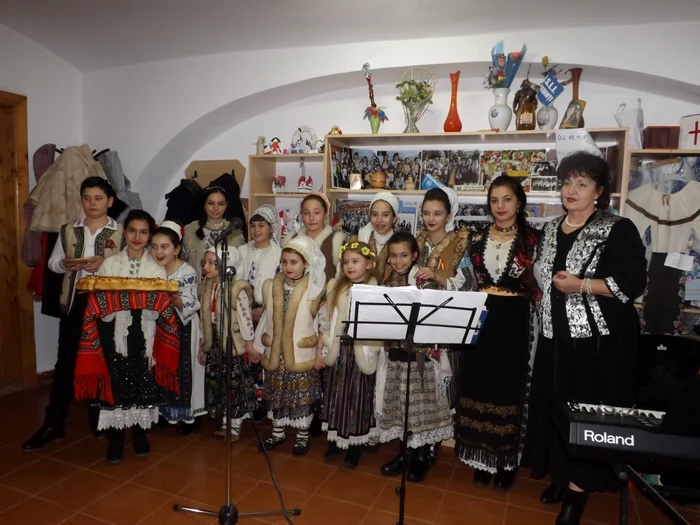 Sita Novac alaturi de membrii Grupului Oltenasi cu Oltencute FOTO Alexandra Georgescu