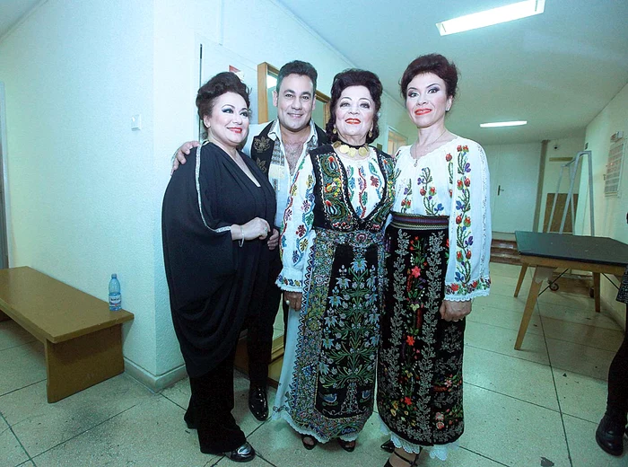 Alături de fiicele Camelia Ciobanu și Leontina Văduva, dar și de fiul Ionuţ Dolănescu