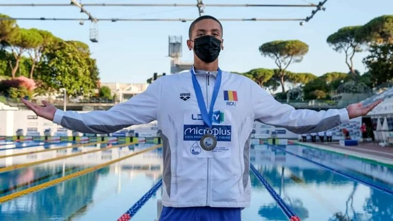 
    David Popovici, cu medalia de aur de la Europenele de junioriFOTO: Facebook FRNPM  