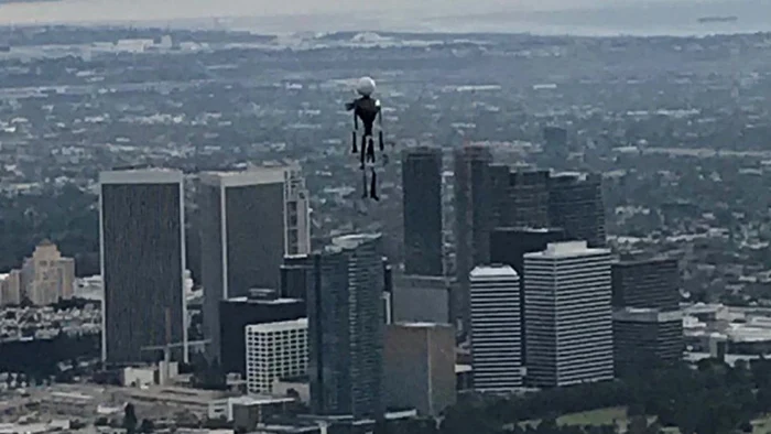 Poliţia din Los Angeles a filmat un balon de Haloween în apropierea aeroportului din Los Angeles FOTO LAPD via BBC