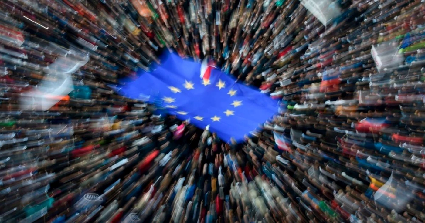 Demonstranţii desfăşoară un drapel european uriaş în timpul unui protest la Piaţa Oraşului Vechi faţă de numirea noului ministru al justiţiei acuzat de fraudă în Praga Cehia FOTO AFP  Michal Cizek