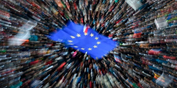 Demonstranţii desfăşoară un drapel european uriaş în timpul unui protest la Piaţa Oraşului Vechi faţă de numirea noului ministru al justiţiei acuzat de fraudă în Praga Cehia FOTO AFP  Michal Cizek