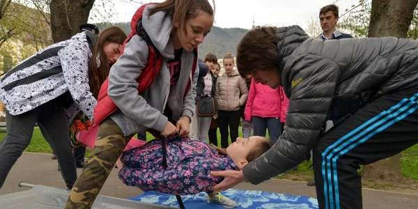 Una dintre probele concursului a fost transportarea în siguranţă a unui rănit