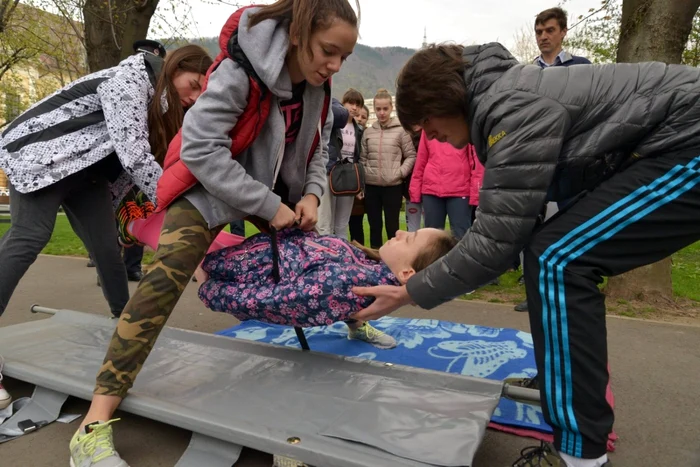 Una dintre probele concursului a fost transportarea în siguranţă a unui rănit. FOTOPrimăria Braşov
