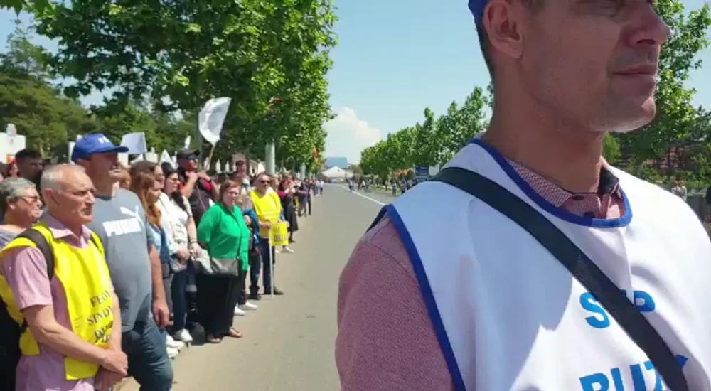 Liderul PSD, Marcel Ciolacu, huiduit la el acasă de protestatarii din învățământ VIDEO