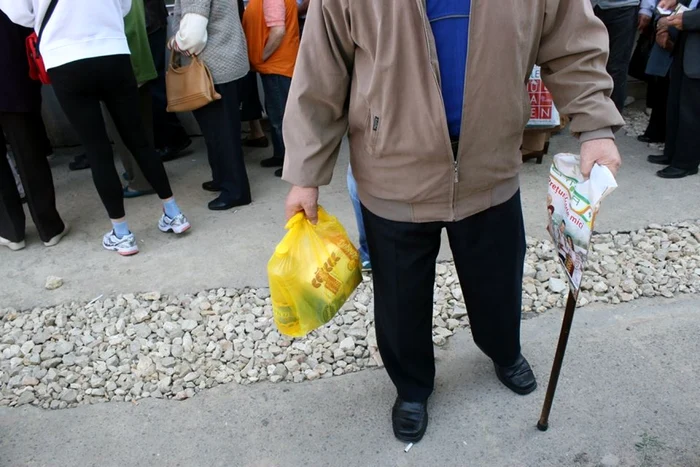 Pensionarii nu vor mai primi pachete cu alimente