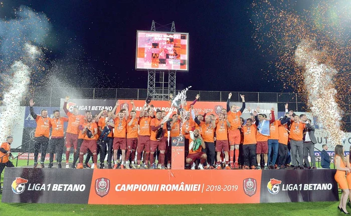 Dan Petrescu a cântat alături de lăutariFOTO: Sportpictures.eu