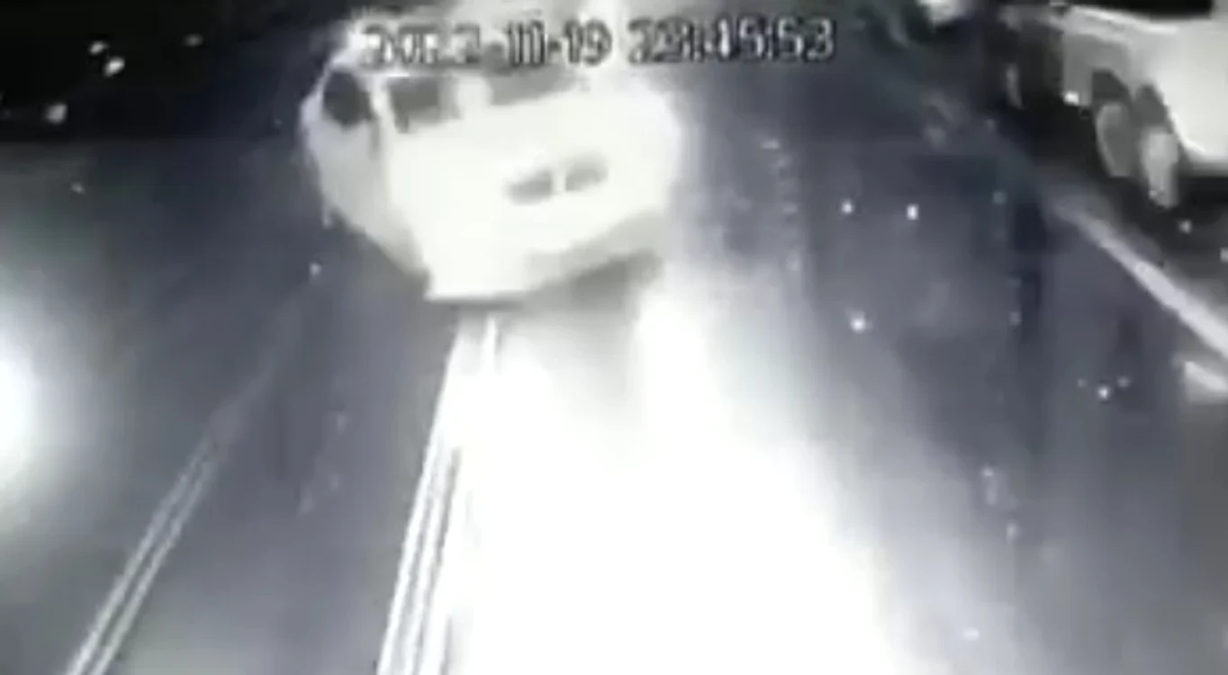 Mașina de taxi a intrat frontal în autobuz Foto: Captură VIDEO