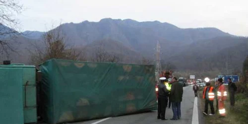 Camionul care transporta arhiva IPJ Vâlcea s-a răsturnat pe DN7 din cauza unei explozii 