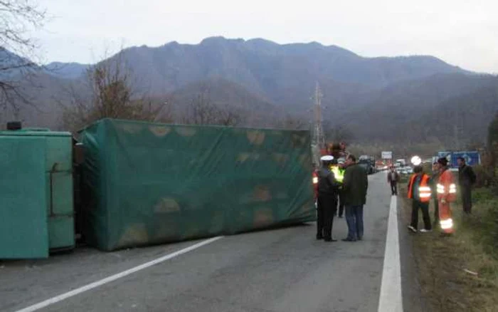 Camionul IPJ Vâlcea s-a răsturnat