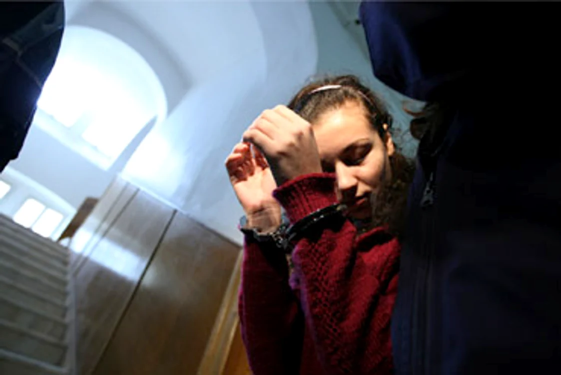 
    Carmen Bejan susţine că prietenul ei este cel care a aplicat loviturile cauzatoare de moarte. Foto: Sebastian Tătaru  