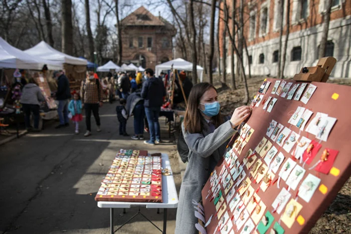 
    Mărțișoare sub formă de oițe cu mascăFoto: Mediafax  