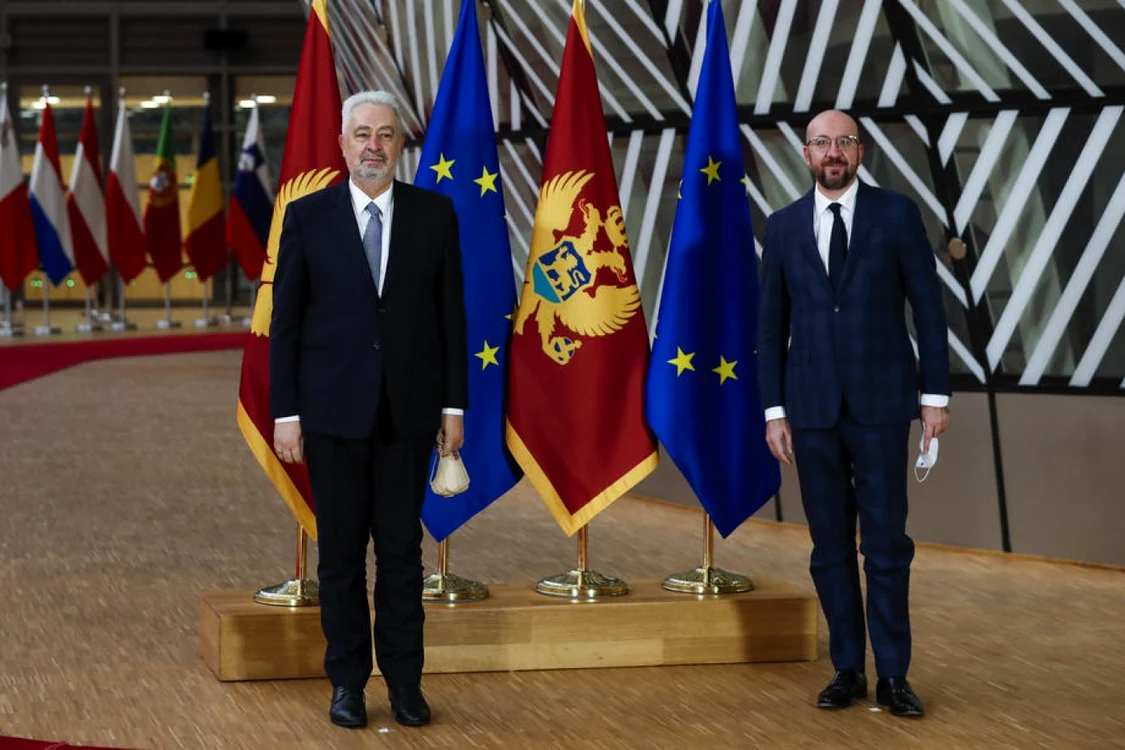 Preşedintele Consiliului European Charles Michel (dreapta) primindu-l la Bruxelles pe premierul muntenegrean Zdravko Krivokapici FOTO EPA-EFE