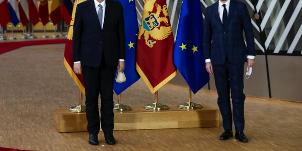 Presedintele Consiliului European primindu-l la Bruxelles pe premierul muntenegrean Zdravko Krivokapici FOTO EPA-EFE