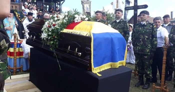 Sute de oameni au ţinut să-l conducă pe ultimul drum pe Dumitru Fărcaş. FOTO; Angela Sabău