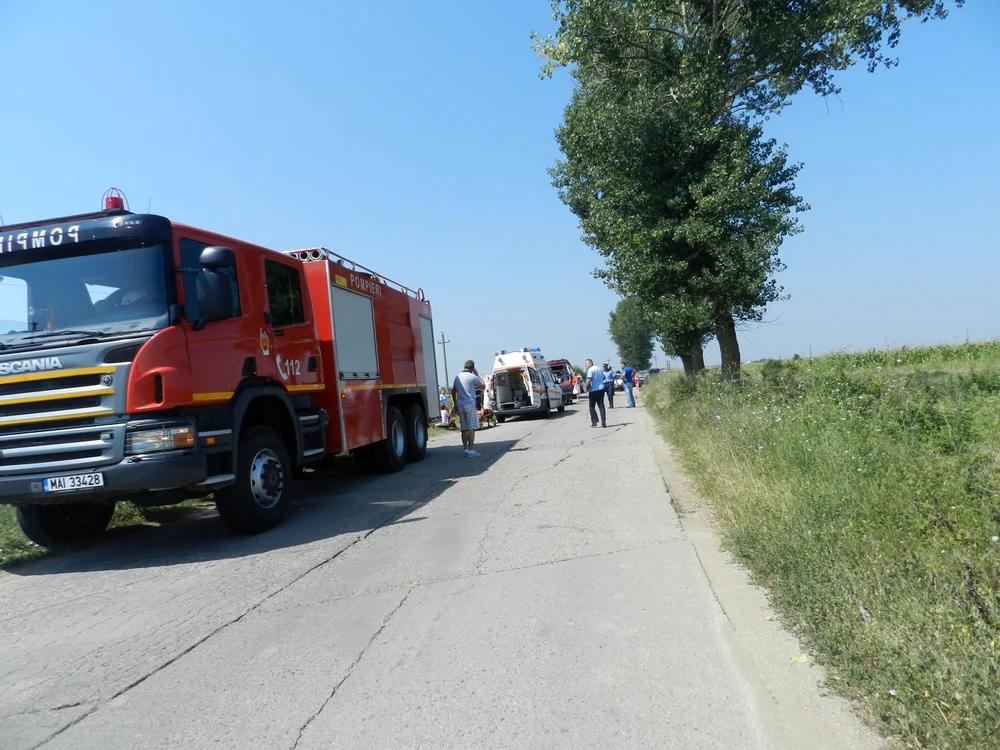 La faţa locului au sosit echipaje ale ISU Suceva şi ale Poliţiei pentru a stabili care a fost cauza accidentului FOTO Adevărul