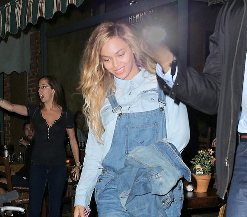 
    Soţul Jay-Z o  răsfaţă mult  pe fiica lor,  Blue Ivy  
