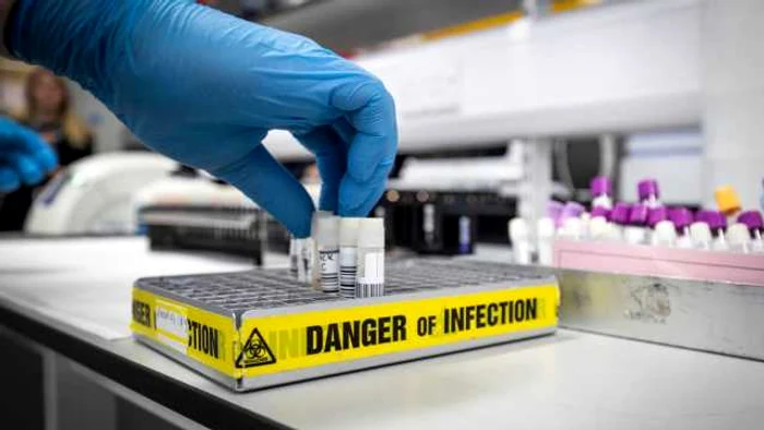 Amenzi pentru cei care nu respectă măsurile impuse de autorităţi pentru limitarea îmbolnăvirilor cu coronavirus FOTO Shutterstock