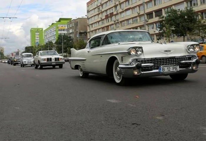 Cel de-al treilea Cadillac, condus de Piedone la Parada mașinilor de epocă