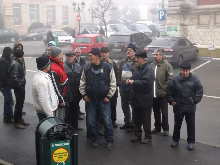 Oamenii au cerut socoteală edililor pentru acest drum FOTO Corina Macavei