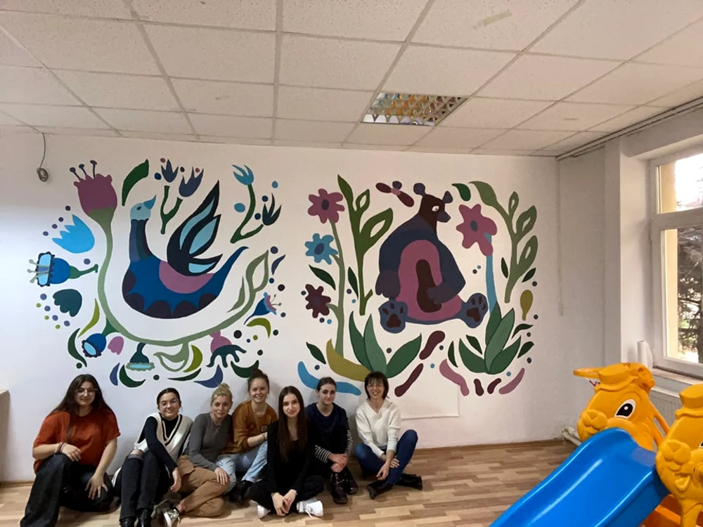 Terapie prin pictură, la Centrul de Autism și Sindrom Down. FOTO Facebook