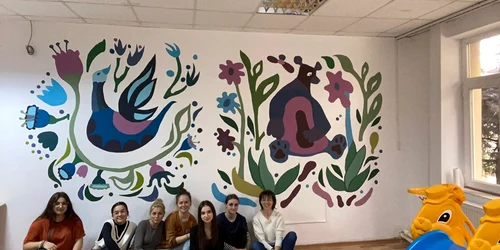 Terapie prin pictură, la Centrul de Autism și Sindrom Down. FOTO Facebook