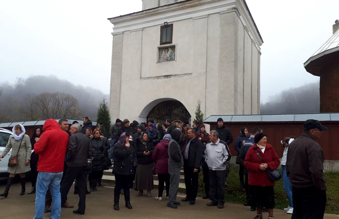 Enoriaşii au venit în număr mare la Schitul Ţibucani duminică, 11 noiembrie FOTO: Florin JBANCA