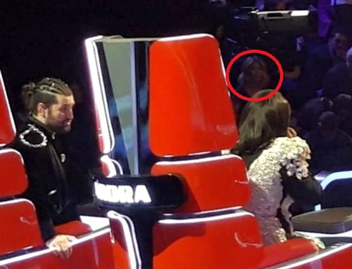 
    Gina Pistol, în plan îndepărtat, nu l-a scăpat din priviri pe Smiley în finala Vocea Românieifoto: Click!  