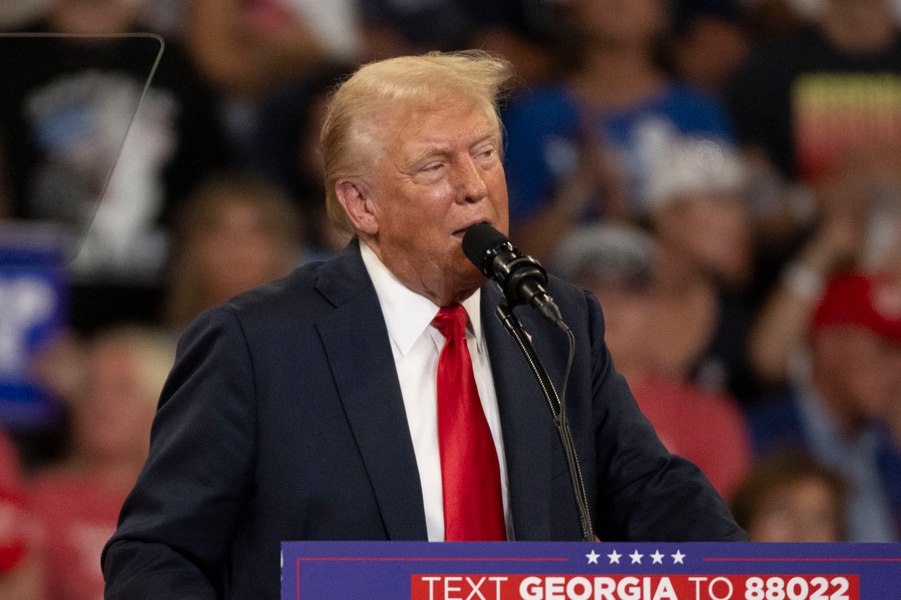 Foști alegători ai lui Trump se întorc împotriva lui în campanii usturătoare în state cheie: „Este un infractor”