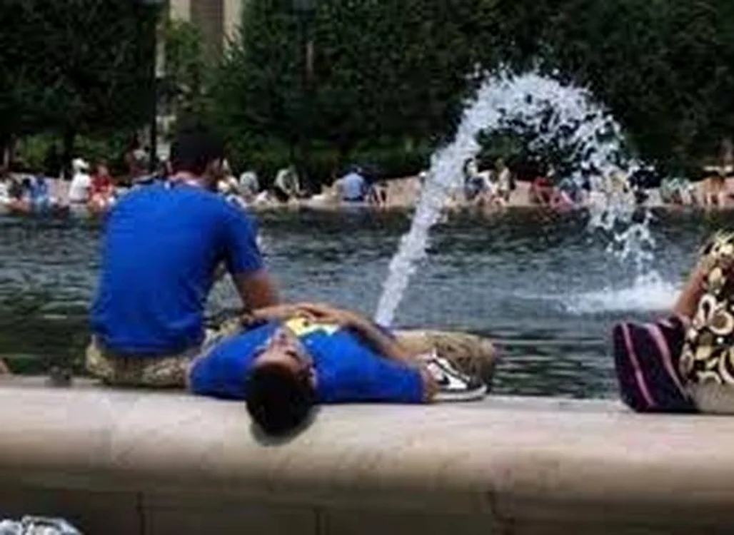 8. Bărbatul care face plajă lângă fântână pare că urinează, din unghiul în care a fost surprinsă fotografia
