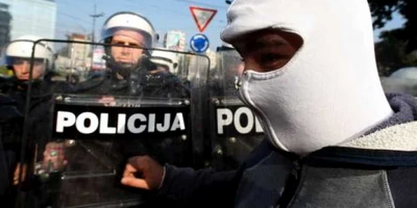 Ciocniri violente între poliţie şi manifestanţii anti-gay, la Belgrad 