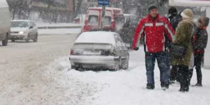 Sucevenii aşteaptă autobuzele în staţii şi câte 20 de minute