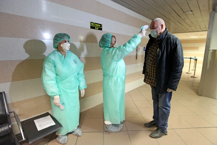 Sindicaliștii cer ca angajații să poarte mască și să li se verifice temperatura, atunci când ajung la locul de muncă Foto: Sever Gheorghe