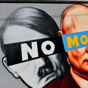 Graffiti al artistului Tuse Putin la fel ca Hitler si Stalin FOTO EPA EFE jpg