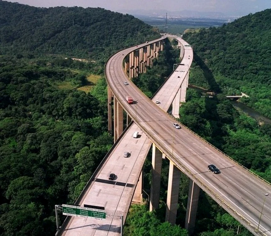 
    Autostrada București-Brașov va traversa munții pe piloni  