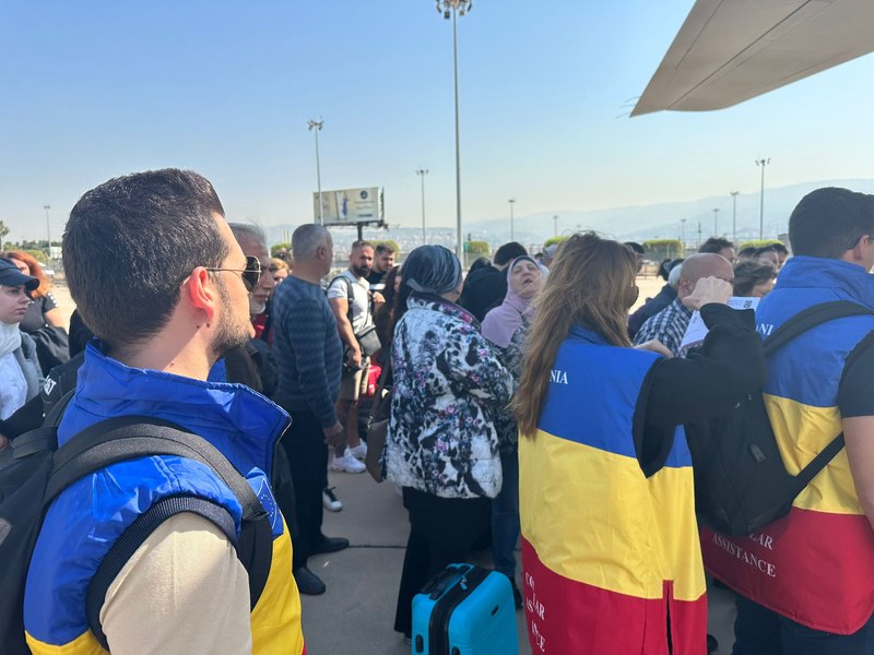 58 de români și membri de familie ai acestora, repatriați din Liban la bordul unei aeronave a Forţelor Aeriene Române