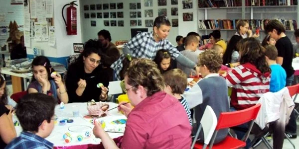 Copiii și-au folosit talentul și imaginația în a vopsi ouă roșii