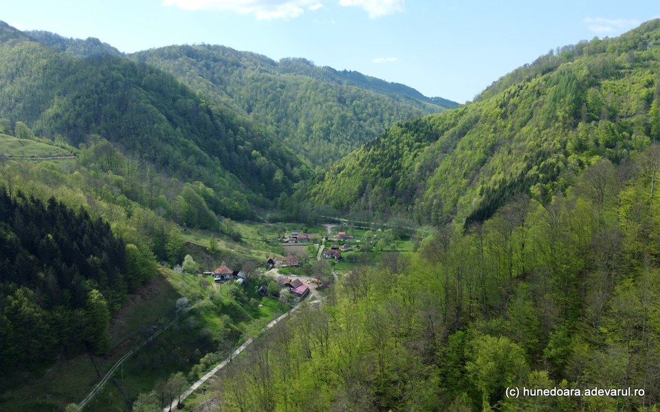 Satul aflat în inima ținutului cetăților dacice. Aici încep drumurile spre locurile antice faimoase VIDEO