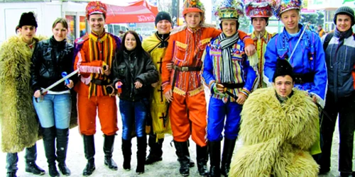 Elevii de la Colegiul Transilvania au ieşit la colindat