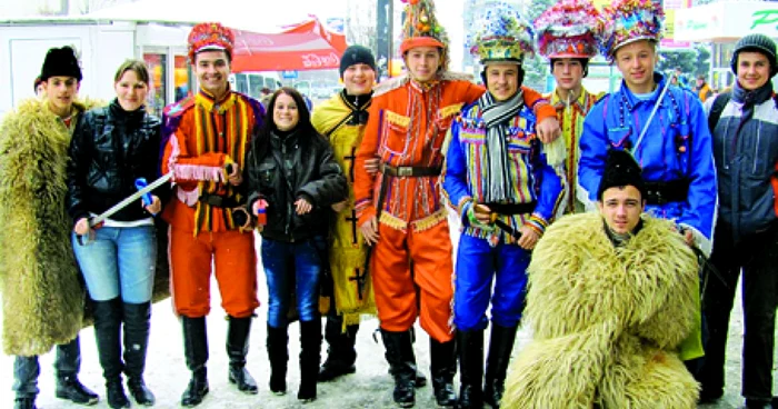 Elevii de la Colegiul Transilvania au ieşit la colindat