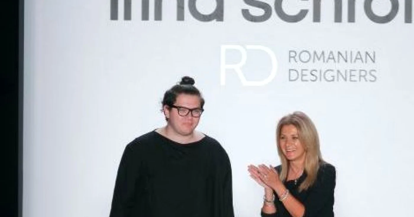 Lucian Broscăţean (stânga), aplaudat de Irina Schrotter, pe podiumul de modă din Berlin (foto: Mercedes-Benz Berlin Fashion Week)