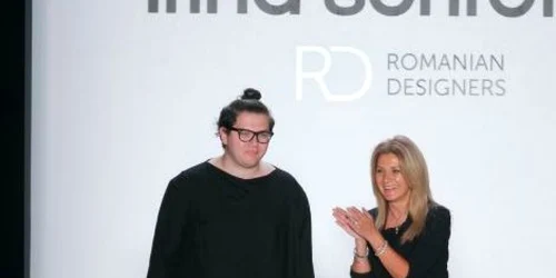 Lucian Broscăţean (stânga), aplaudat de Irina Schrotter, pe podiumul de modă din Berlin (foto: Mercedes-Benz Berlin Fashion Week)