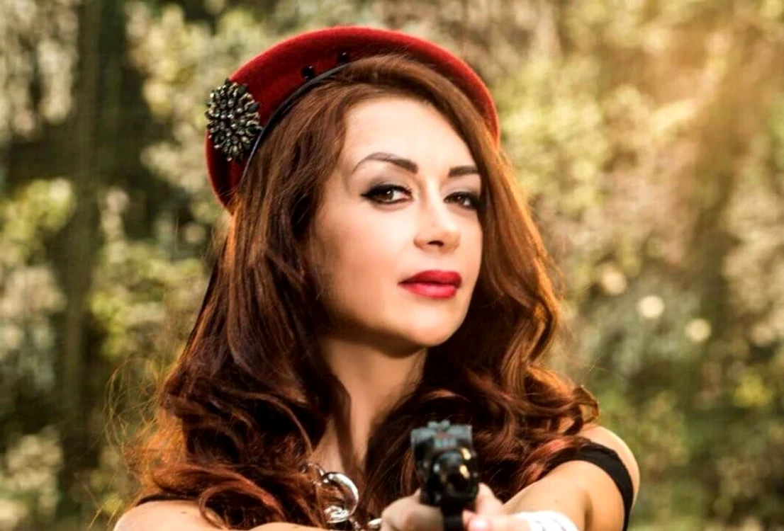 
    Denisa şi-a consolat sora când aceasta  şi-a luxat piciorul  