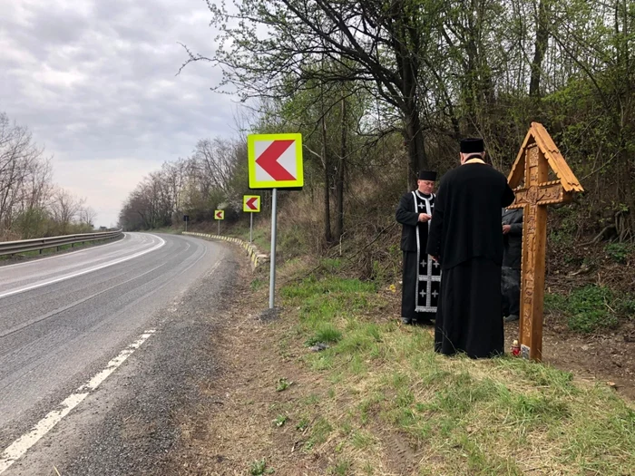 Preoţii Ioan Bârgăoanu si Florin Ioniţă alături de crucea pe care au sfinţit-o FOTO Parohia Bratila de Jos