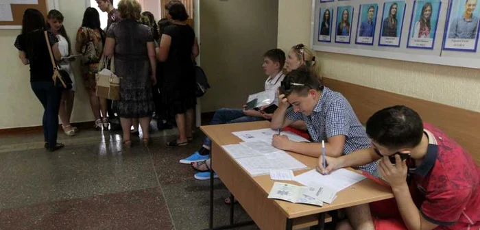 La Colegiul Financiar-Bancar din Chişinău au fost ieri cozi de la primele ore. FOTO Tudor Iovu