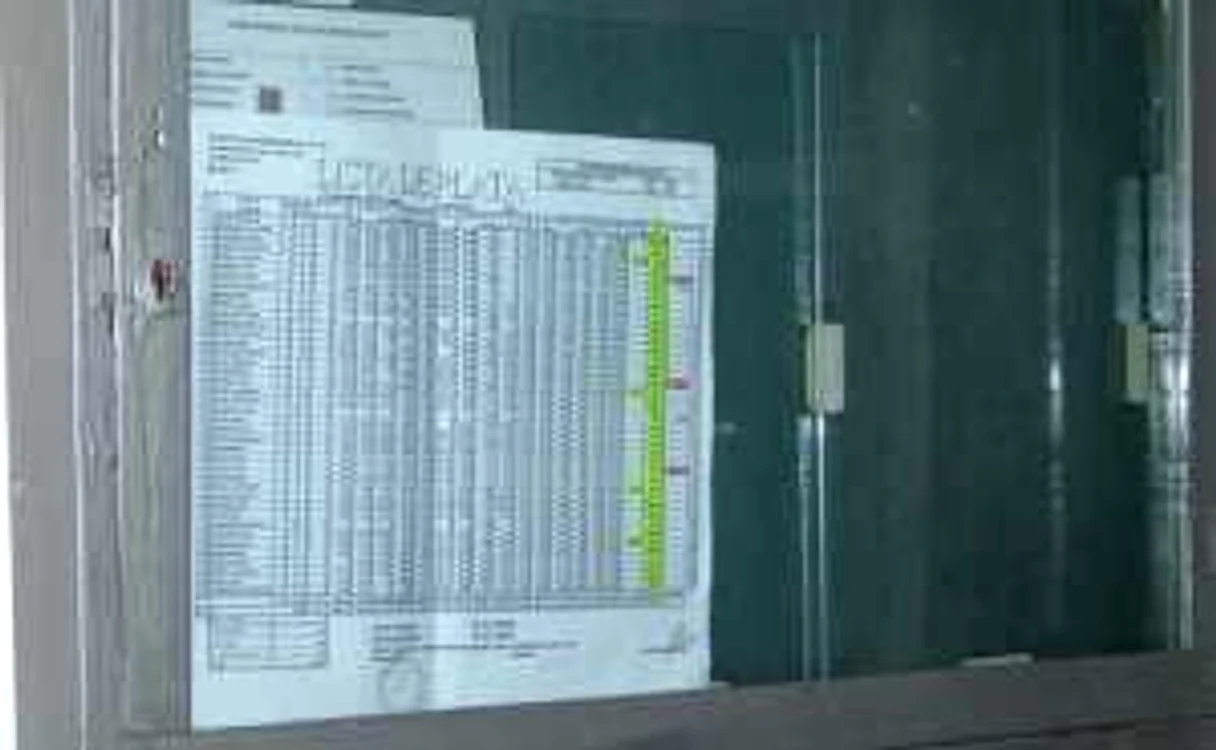 Contabila a întocmit în fals mai multe documente pentru a justifica în faţa proprietarilor sumele ilegal însuşite.