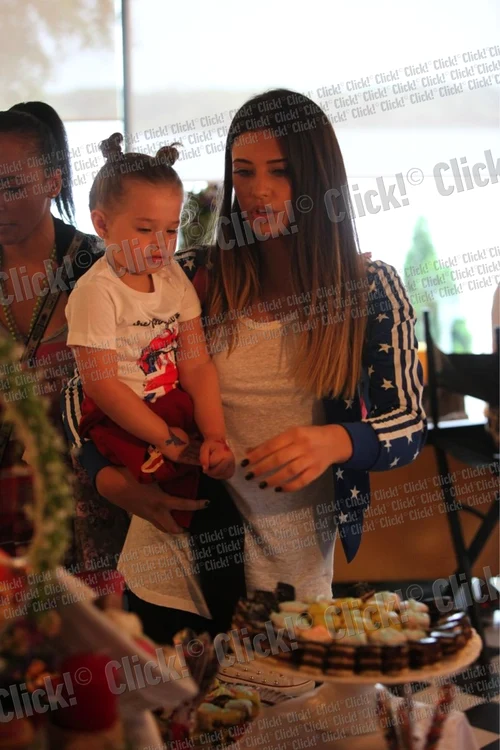 Antonia a stat tot timpul lângă fetiţa ei, Maya, la evenimentul din restaurantul Salt. (Foto: Sever Gheorghe)
