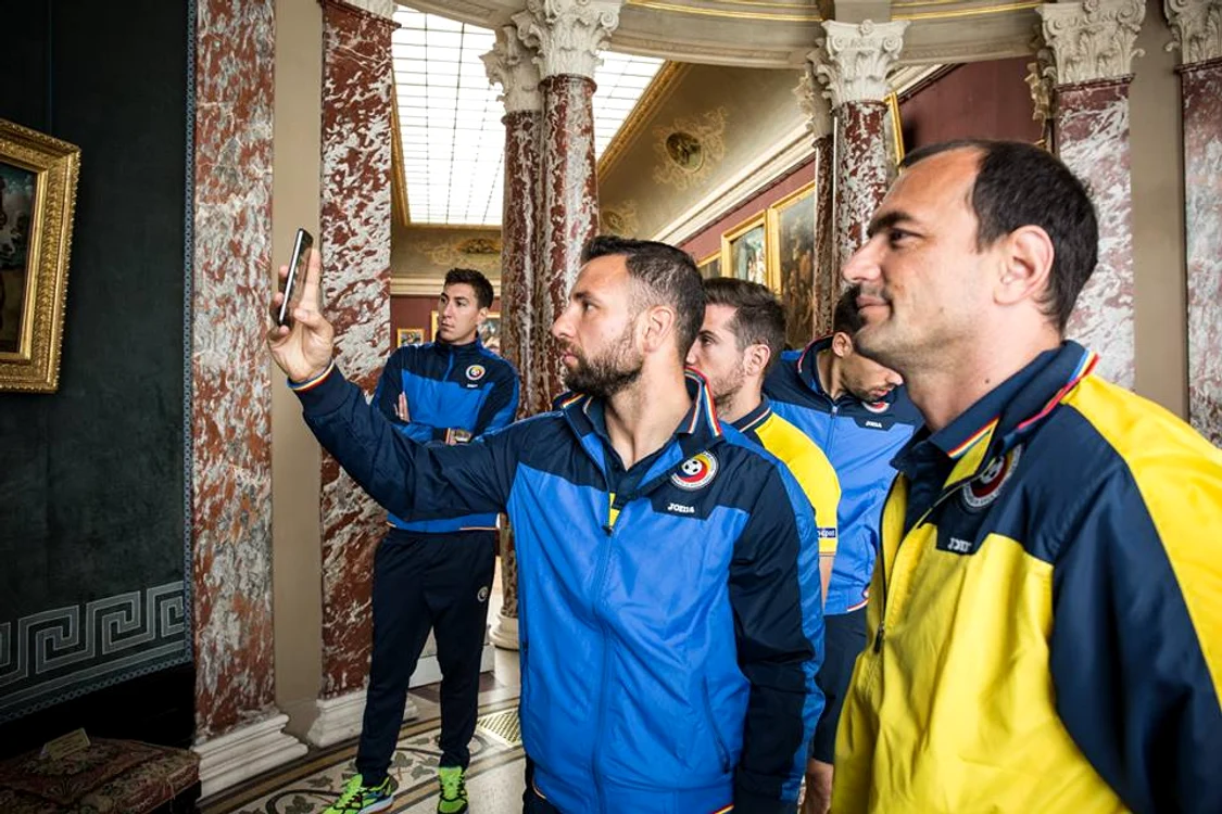 
    Jucătorii au admirat colecţia de tablouri expusă la castelul din Chantillyfoto: frf.ro  
