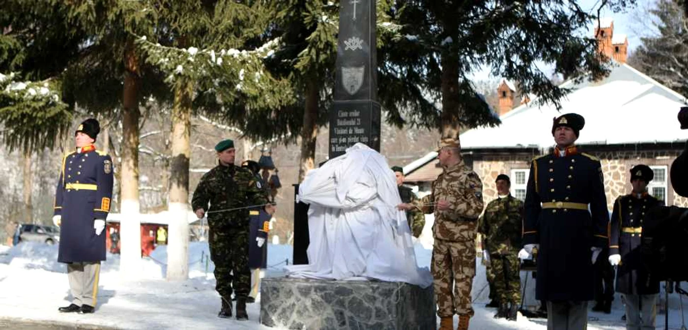 La ceremonie a fost dezvelit un monument închinat celor doi eroi. Foto: Bogdan Crăciun